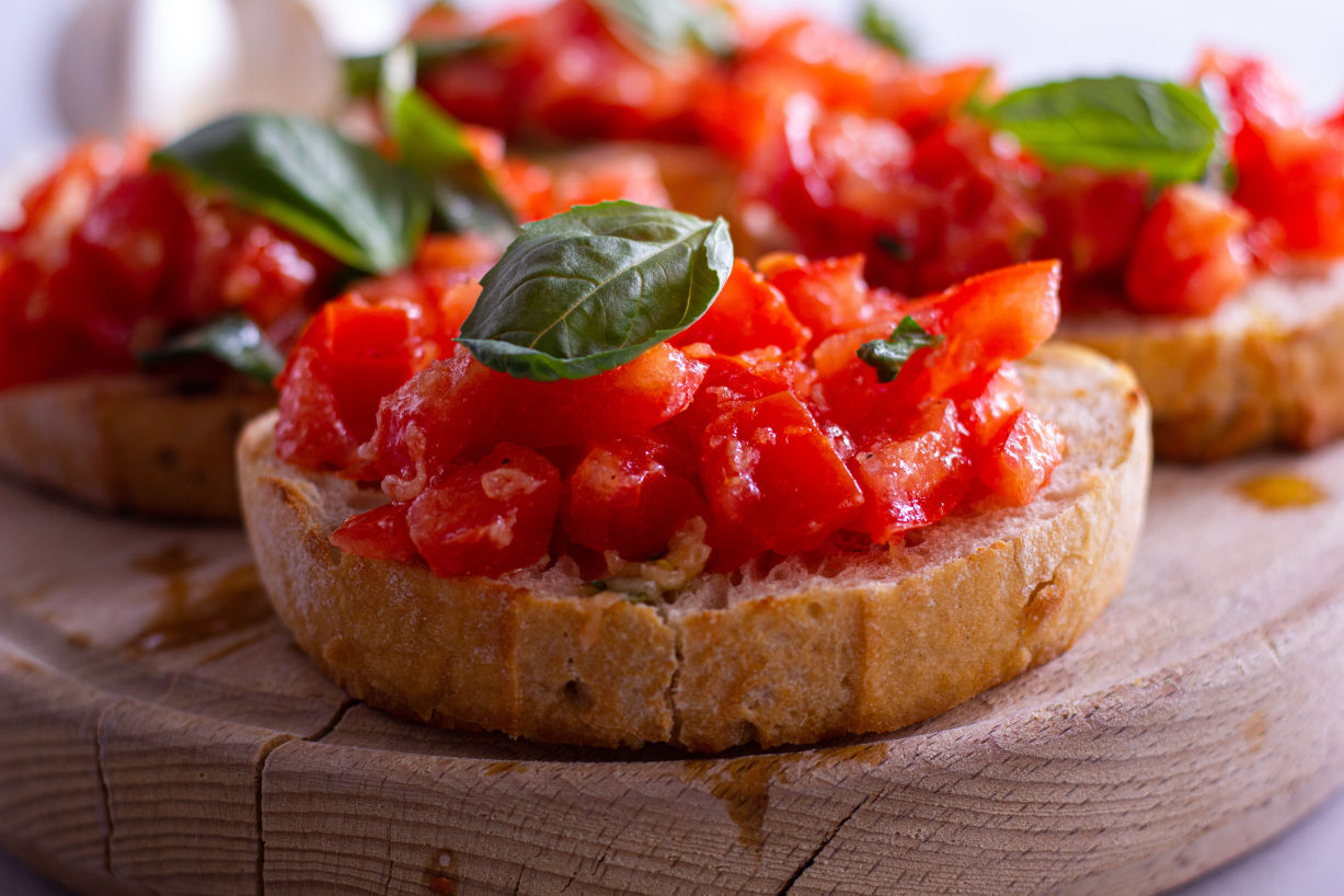 Spanish bread with chopped tomatoes and olive oil